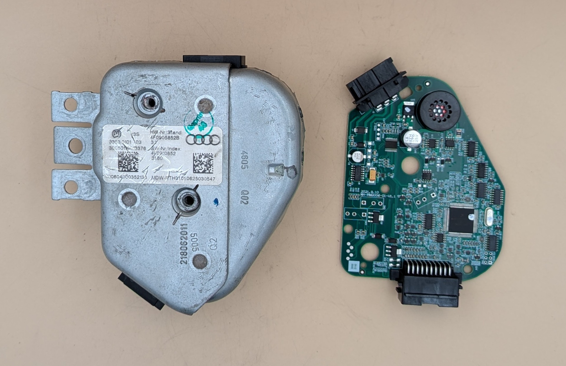 Elektronický zámok volantu(vľavo) a emulátor zámku volantu(vpravo) pre Audi A6 C6