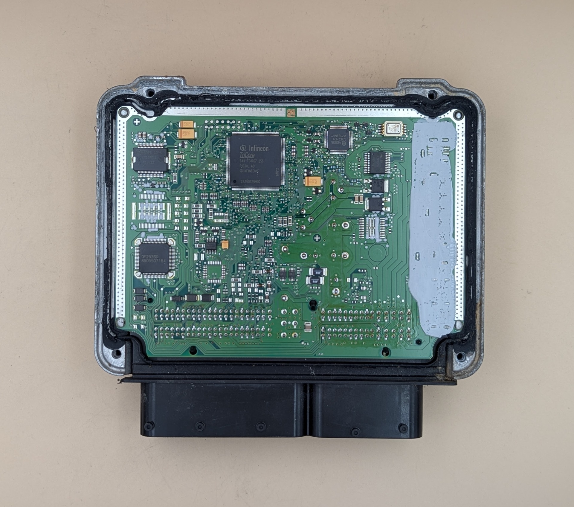 Vnútro riadiacej jednotky motora Škoda Yeti 2.0 TDI