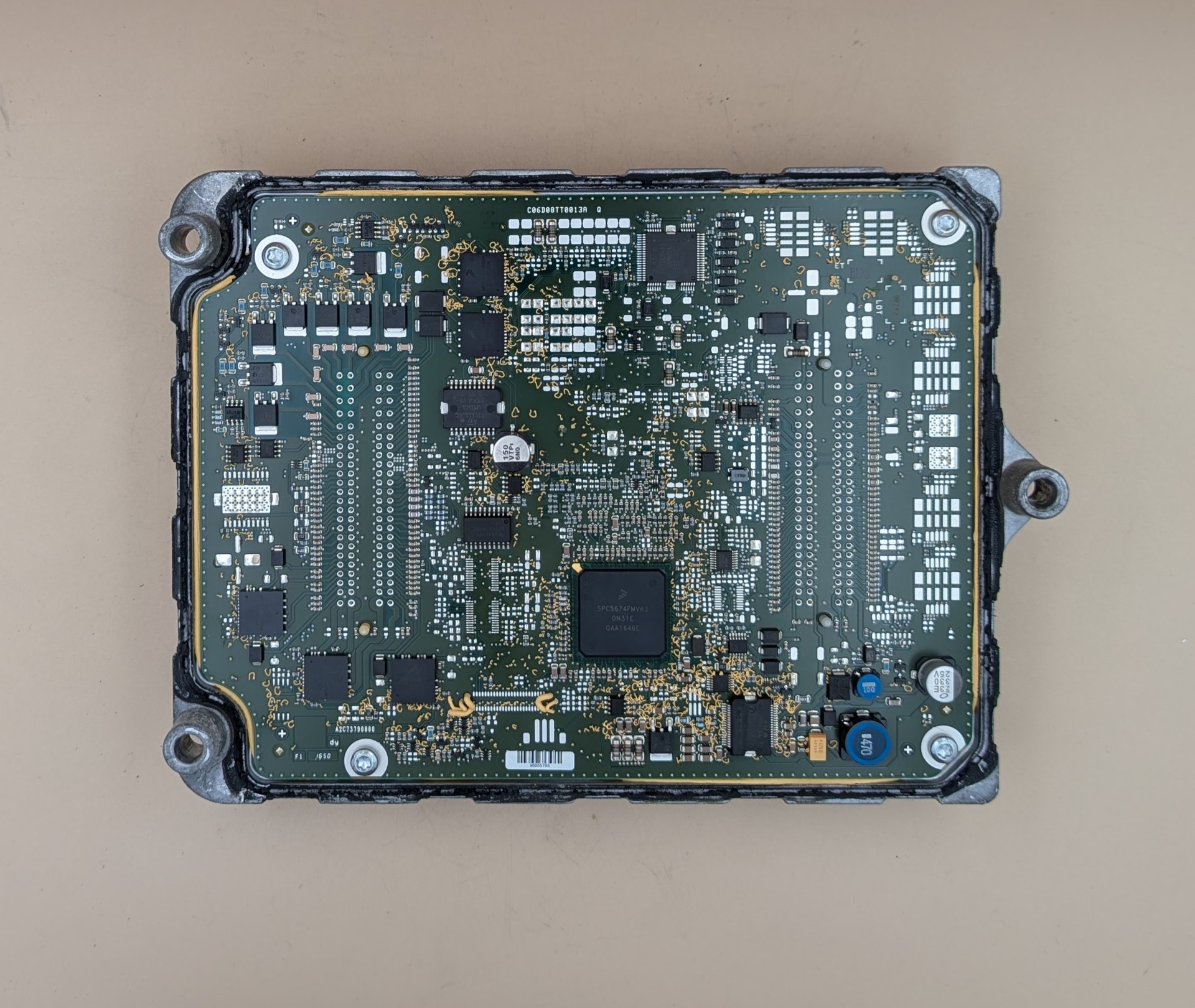 Vnútro riadiacej jednotky motora Dodge Challenger 5.7 V8