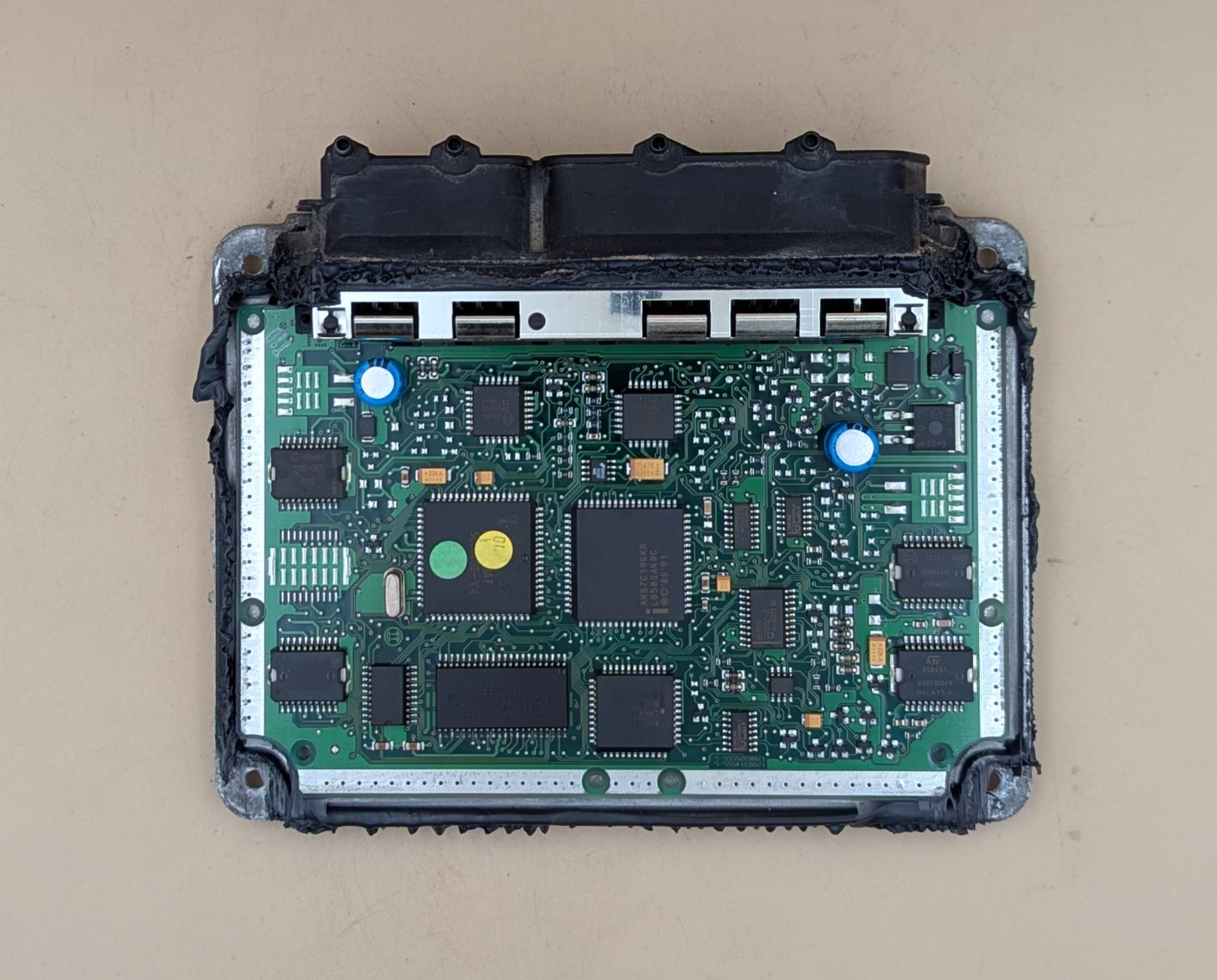 Vnútro riadiacej jednotky motora Riadiaca jednotka motora Škoda Octavia 1.8 T