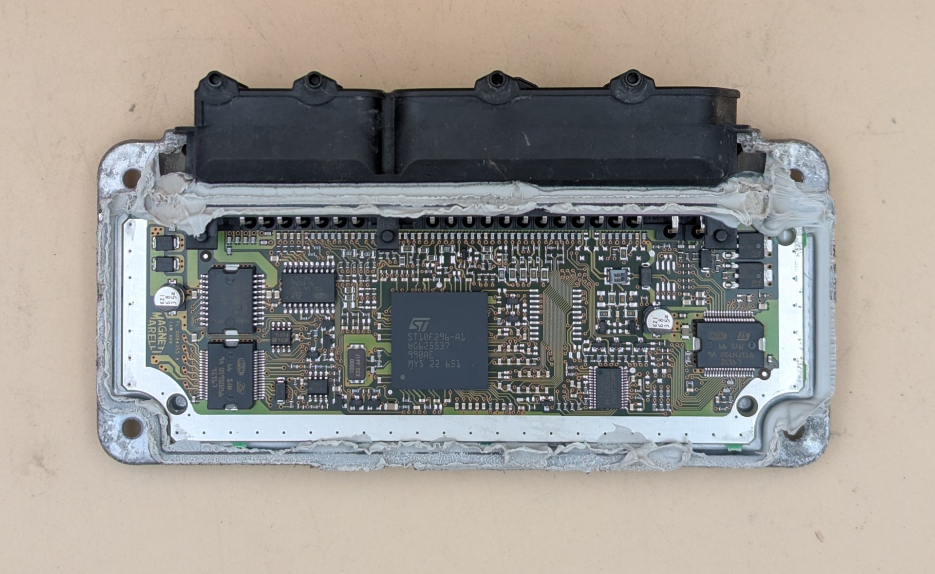 Vnútro riadiacej jednotky motora Škoda Roomster 1.4 63kw BXW