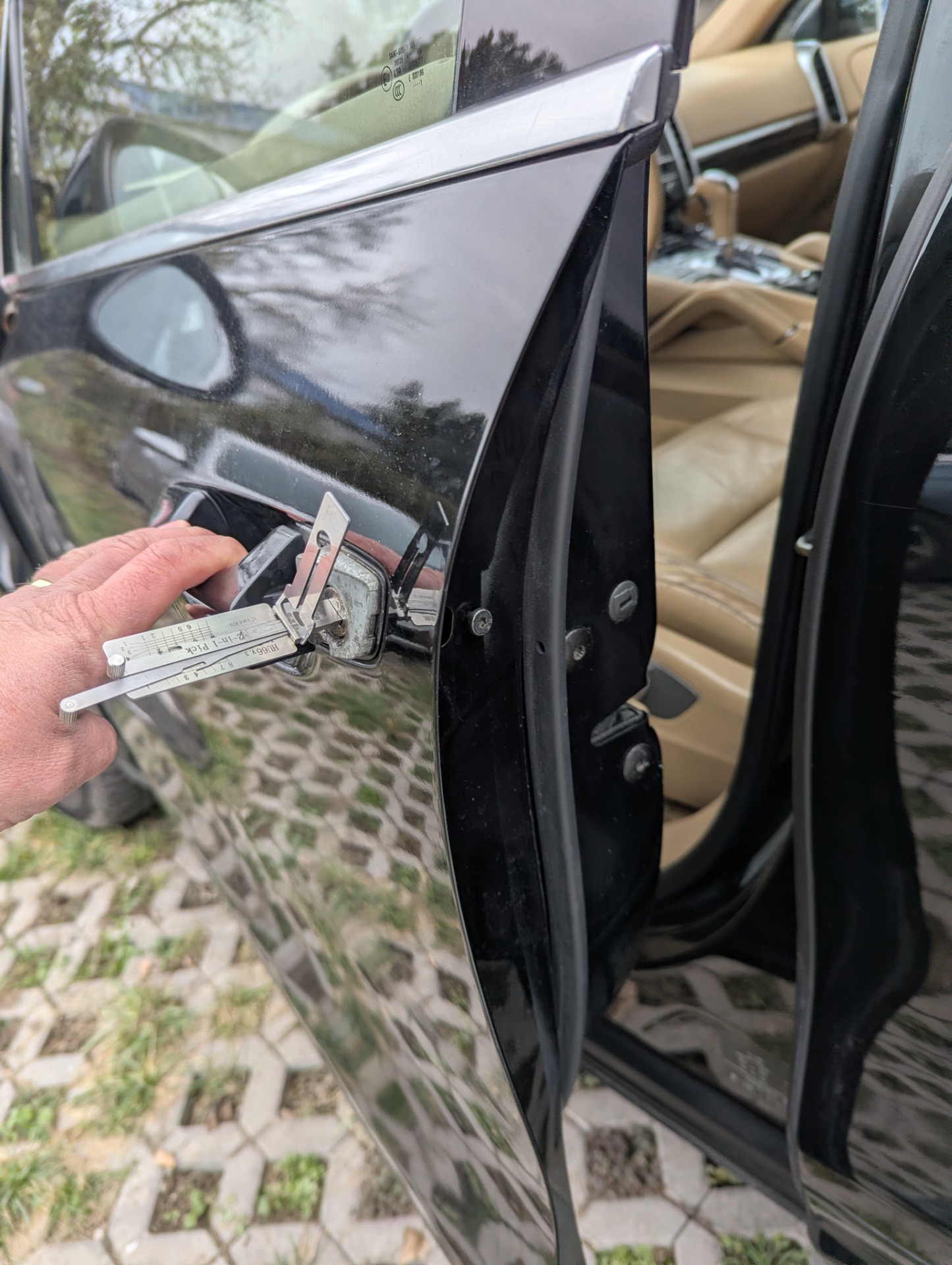 Núdzové otvorenie Porsche Cayenne 2011