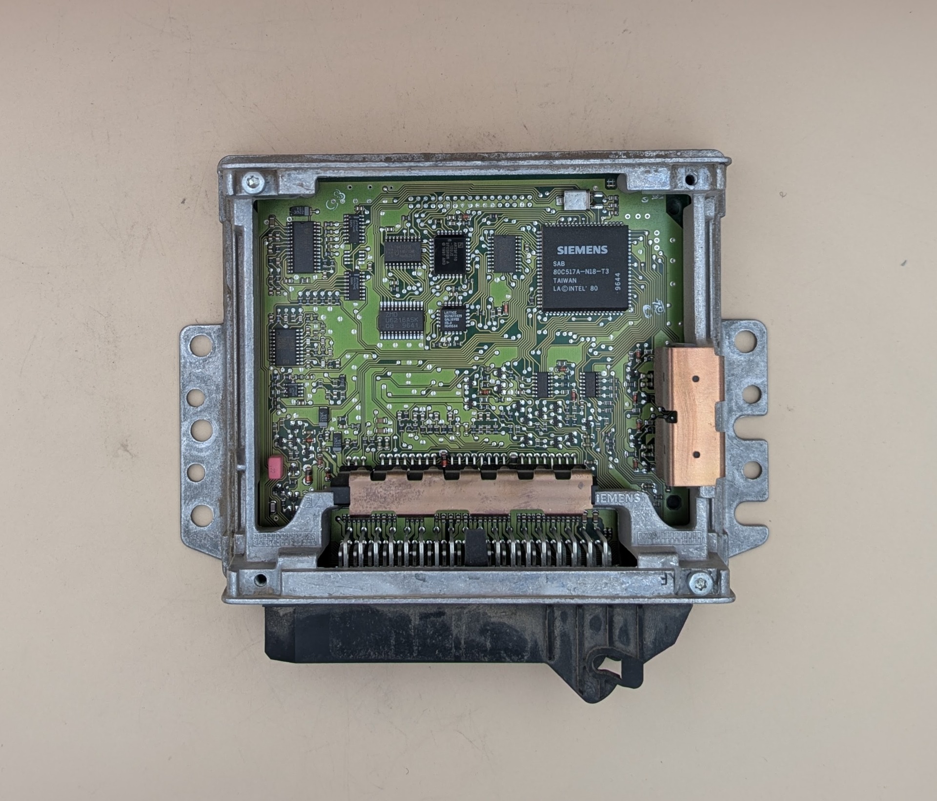 Vnútro riadiacej jednotky motora Opel Omega 2.0