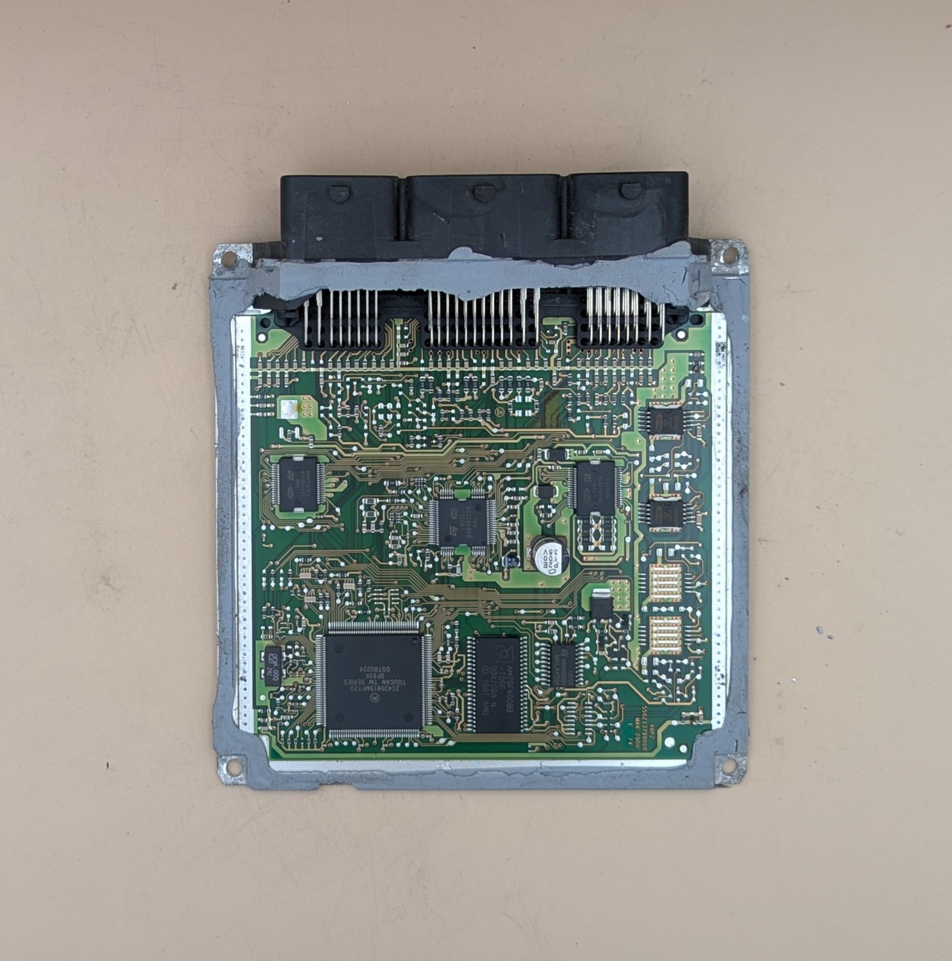 Vnútro riadiacej jednotky motora Peugeot 206 1.1