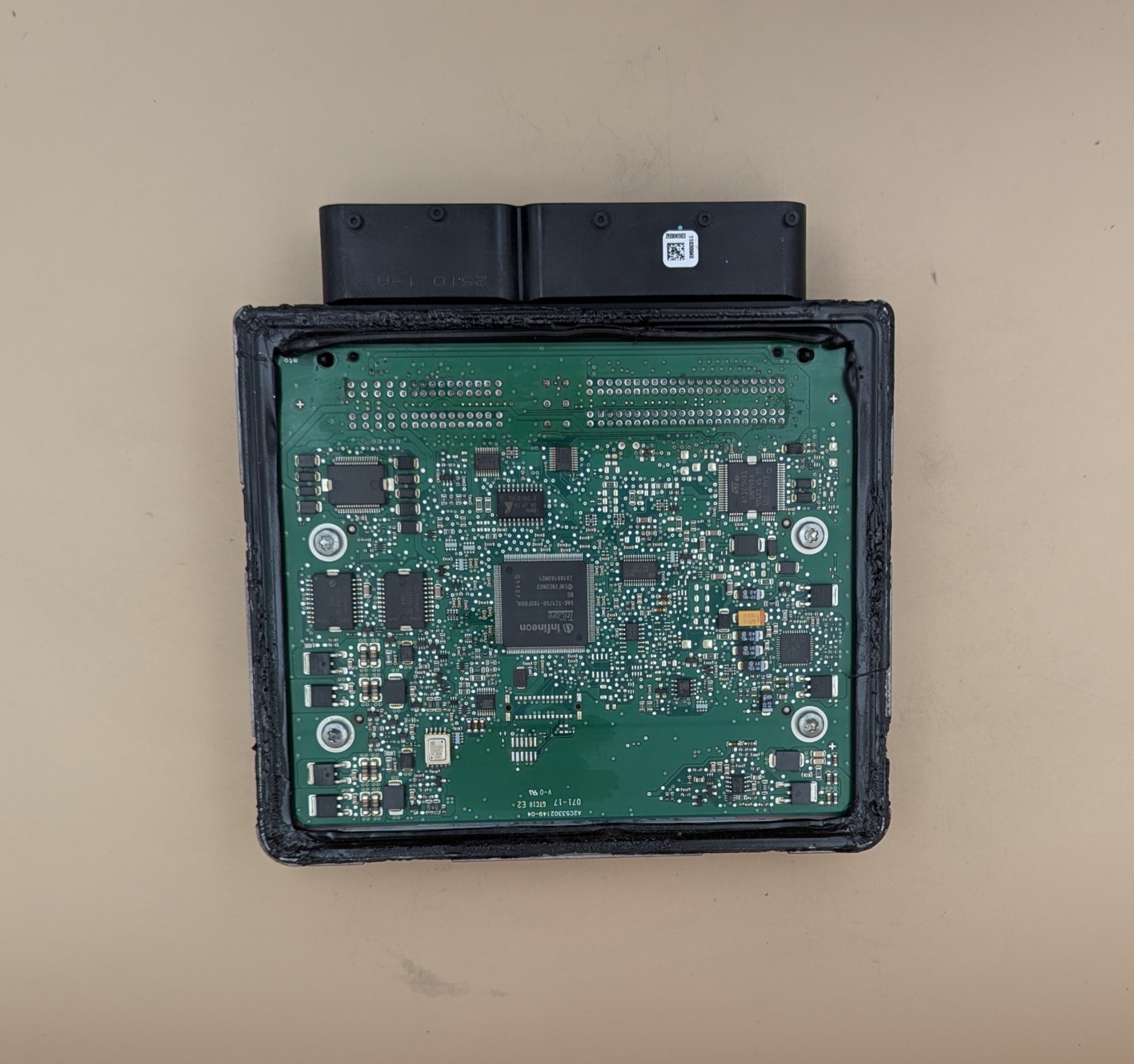 Vnútro riadiacej jednotky motora Škoda Fabia II 1.2 TSI