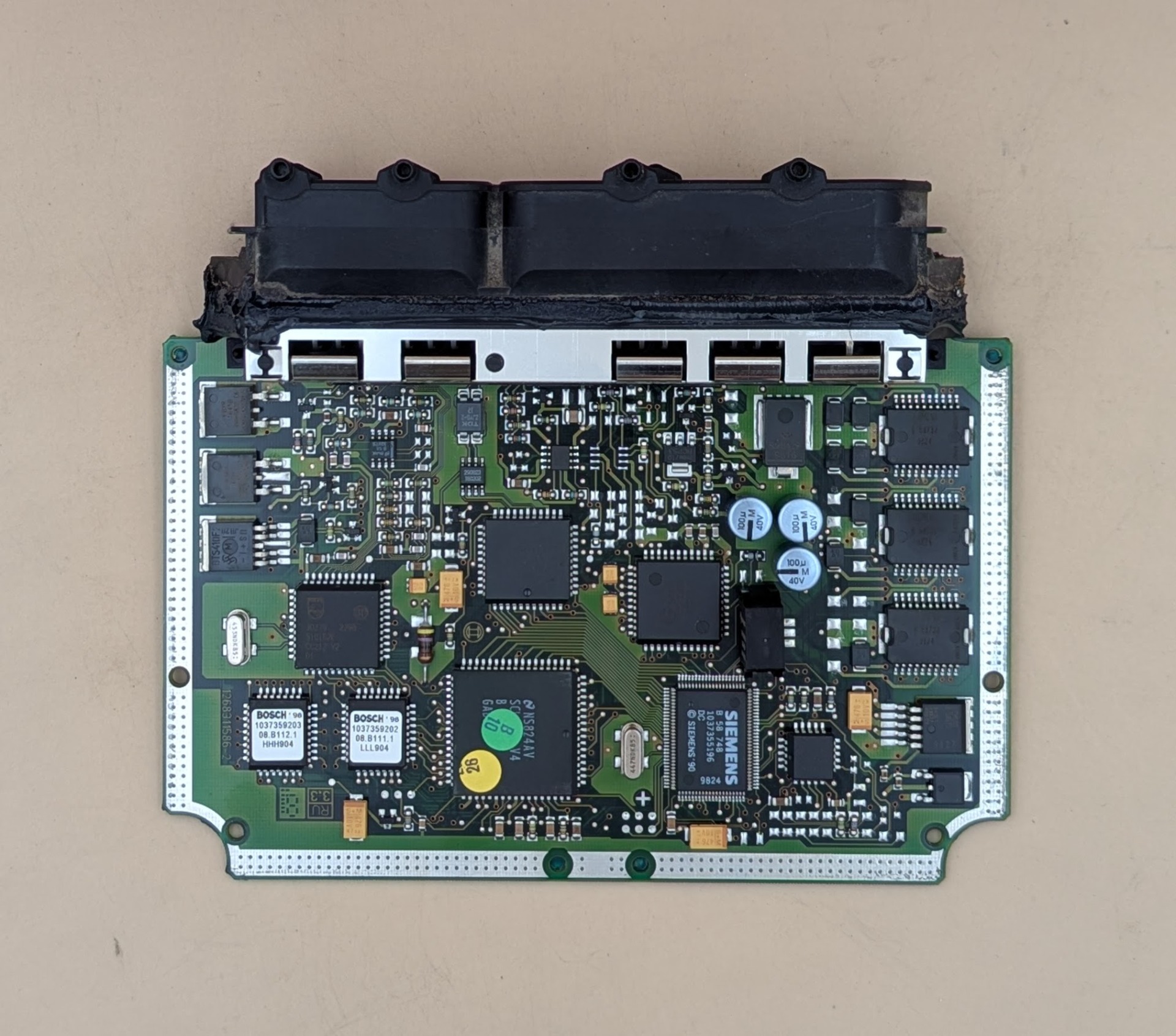 Vnútro riadiacej jednotky motora Škoda Octavia I 1.9 TDI