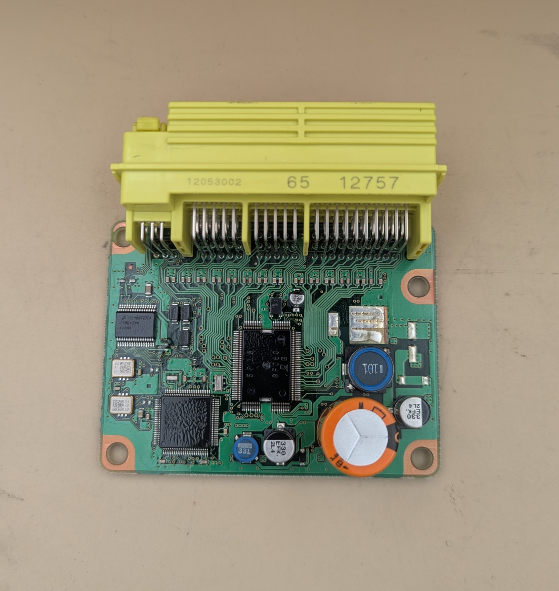 Vnútro riadiacej jednotky airbagov Riadiaca jedotka airbagov Toyota GT86