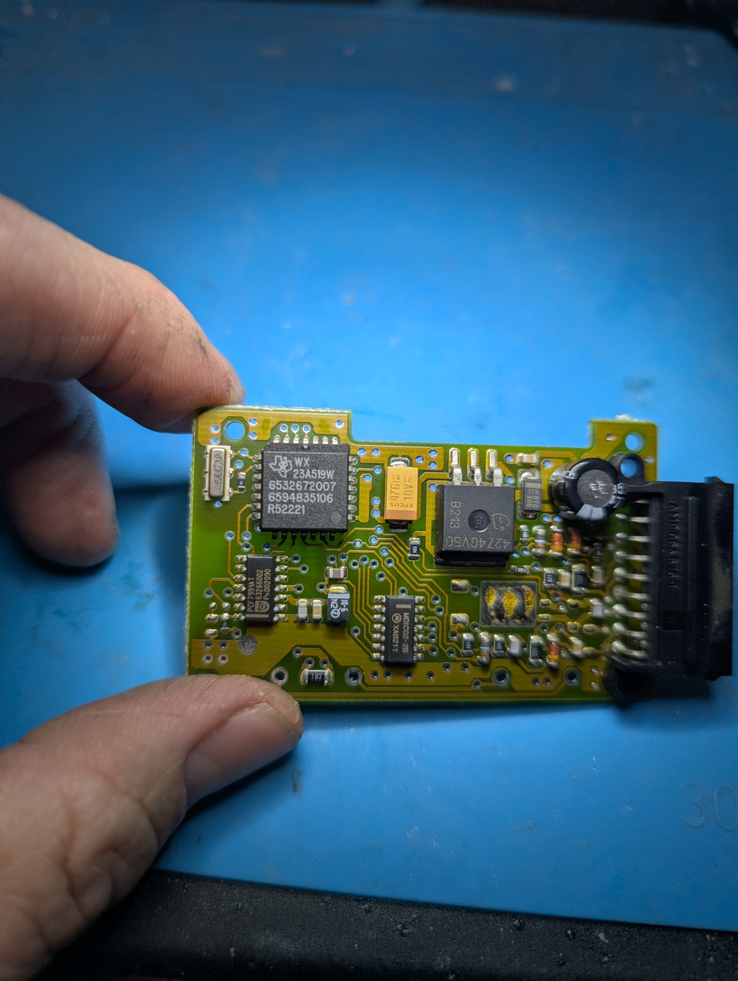 Vnútro riadiacej jednotky imobilizéra Opel Zafira A 2003