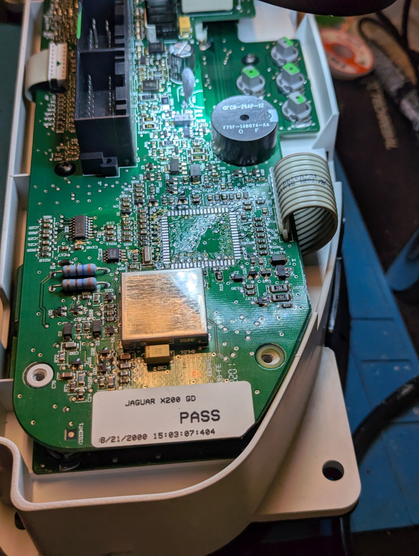 Vnútro prístrojového panelu Jaguar S-type z roku 2000