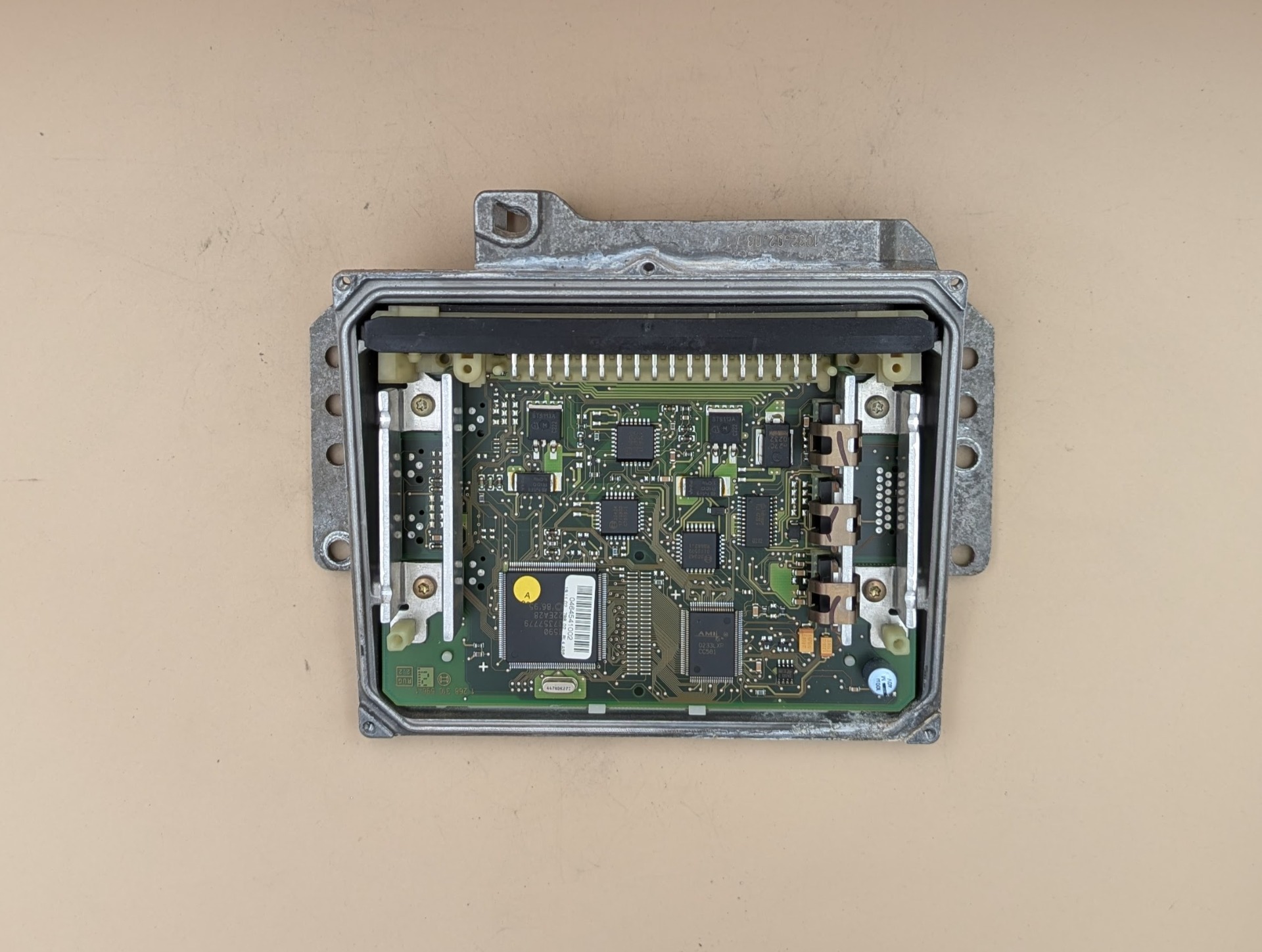 Vnútro riadiacej jednotky motora Lada Niva 1.7